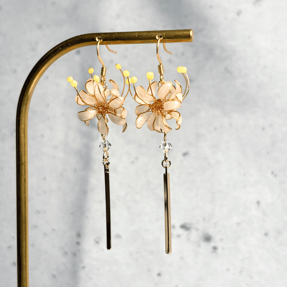 【彼岸花／曼珠沙華】イヤリング ホワイト／ニッケルフリー／揺れる／レジン×ワイヤー／幻想的な白／和装／受注製作 | 7枚目